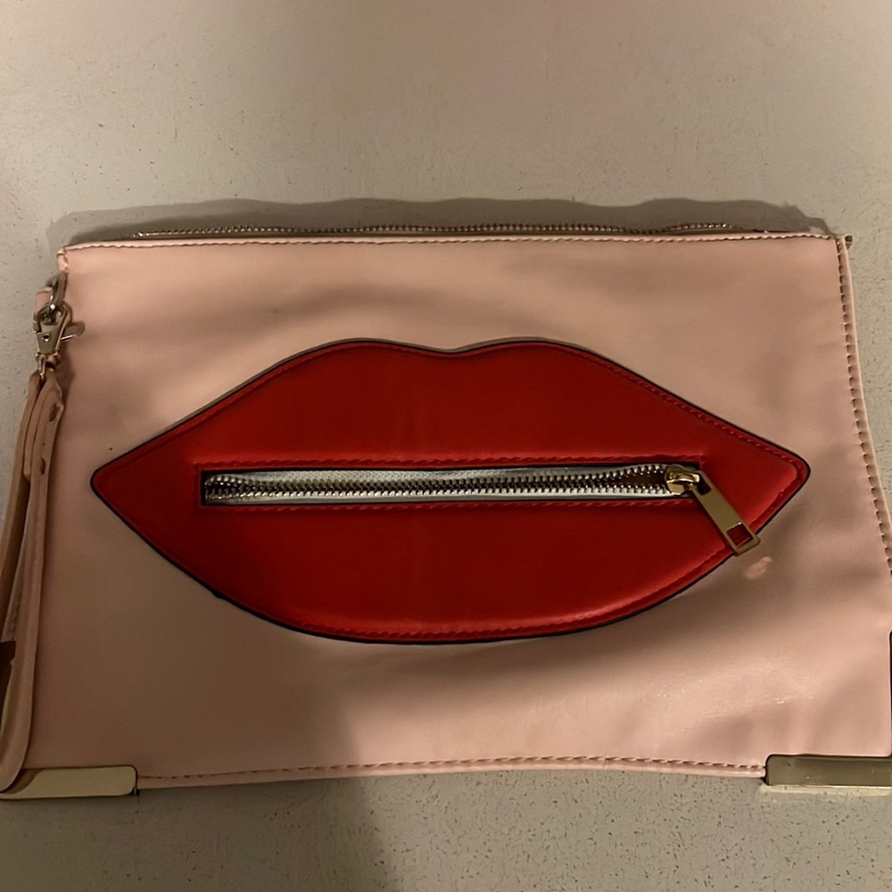Lip clutch